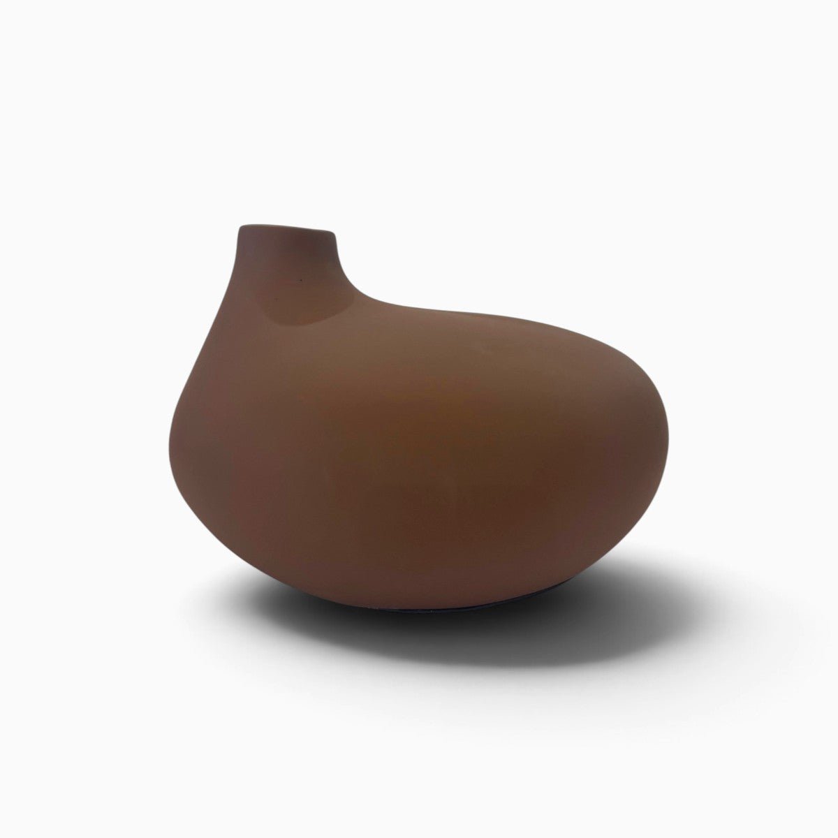 Vaso scultura Contrappunto in ceramica artistica marrone dalla forma bassa e asimmetrica