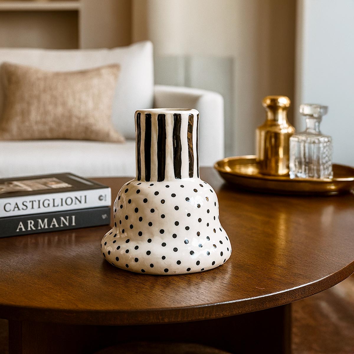 Primo piano delle righe verticali dipinte a mano sul vaso in ceramica Contrasti Viventi.