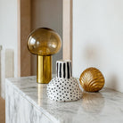 Vaso in ceramica a righe e pois Contrasti Viventi, con base irregolare fatta a mano.