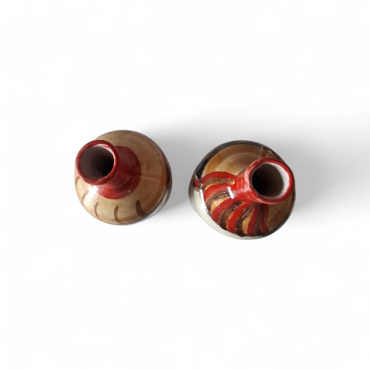 La coppia vasi ceramica visti dall'alto per enfatizzare la forma a bottiglia..