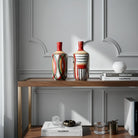 La coppia vasi ceramica esposta insieme su una console, mostrando il loro dialogo.