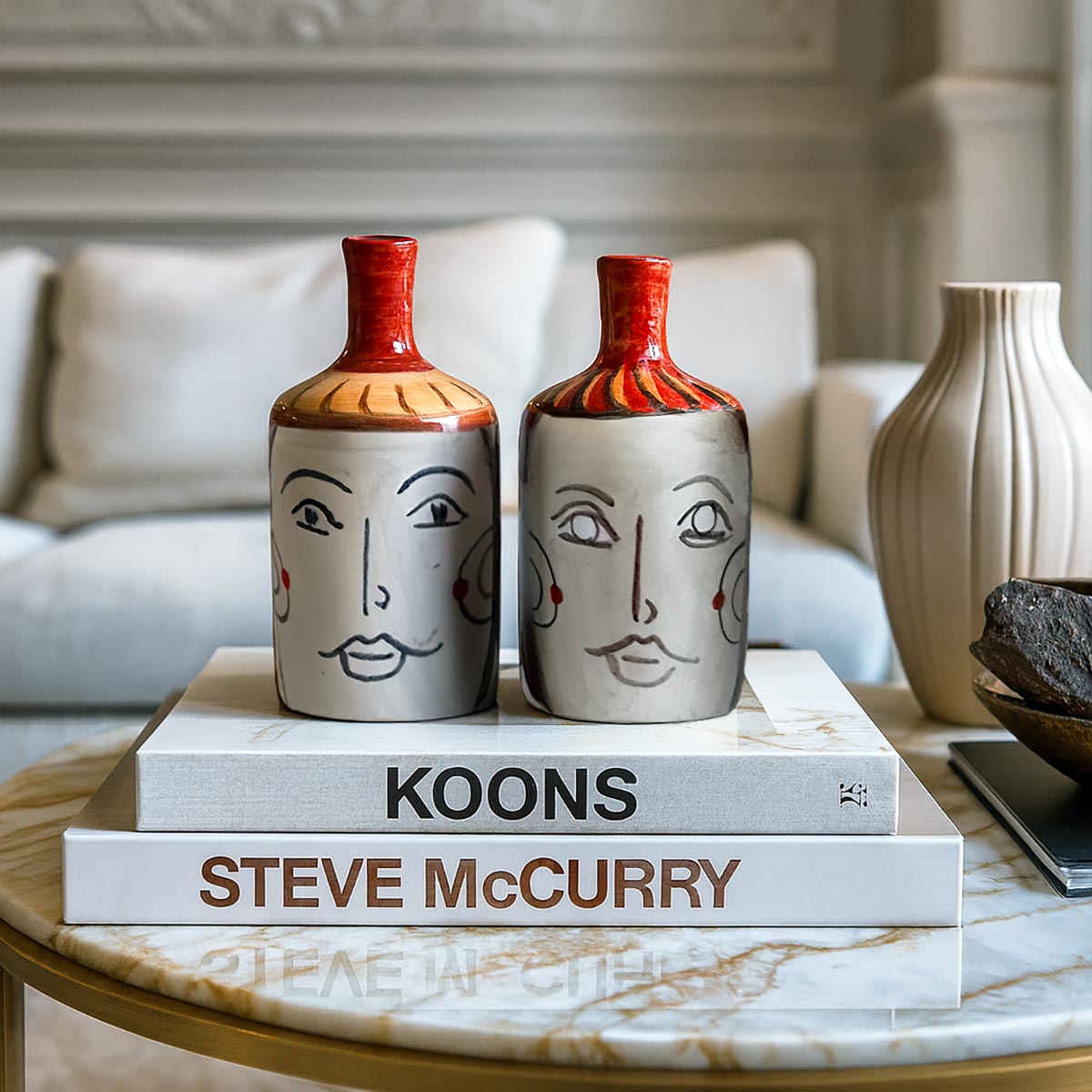 Profilo della coppia vasi ceramica che ne mostra la forma a bottiglia e il collo rosso.