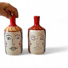 Dettaglio del volto etereo della donna che "non vede" sul secondo vaso della coppia.