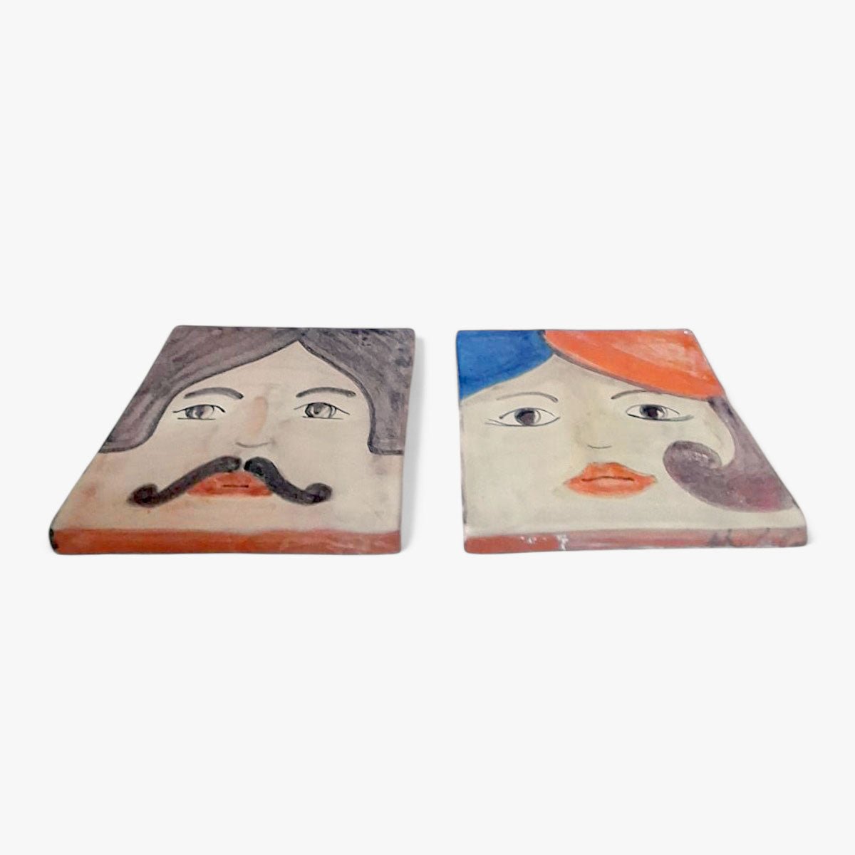 Vista di tre quarti della coppia di mattonelle Idda & Iddu, che ne evidenzia il dialogo.