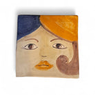 La firma dell'artista Artema Galli sul retro delle mattonelle ceramica dipinte.