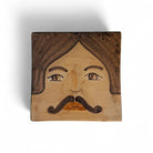 Dettaglio del volto femminile (Idda) con la sua texture materica e i colori caldi.