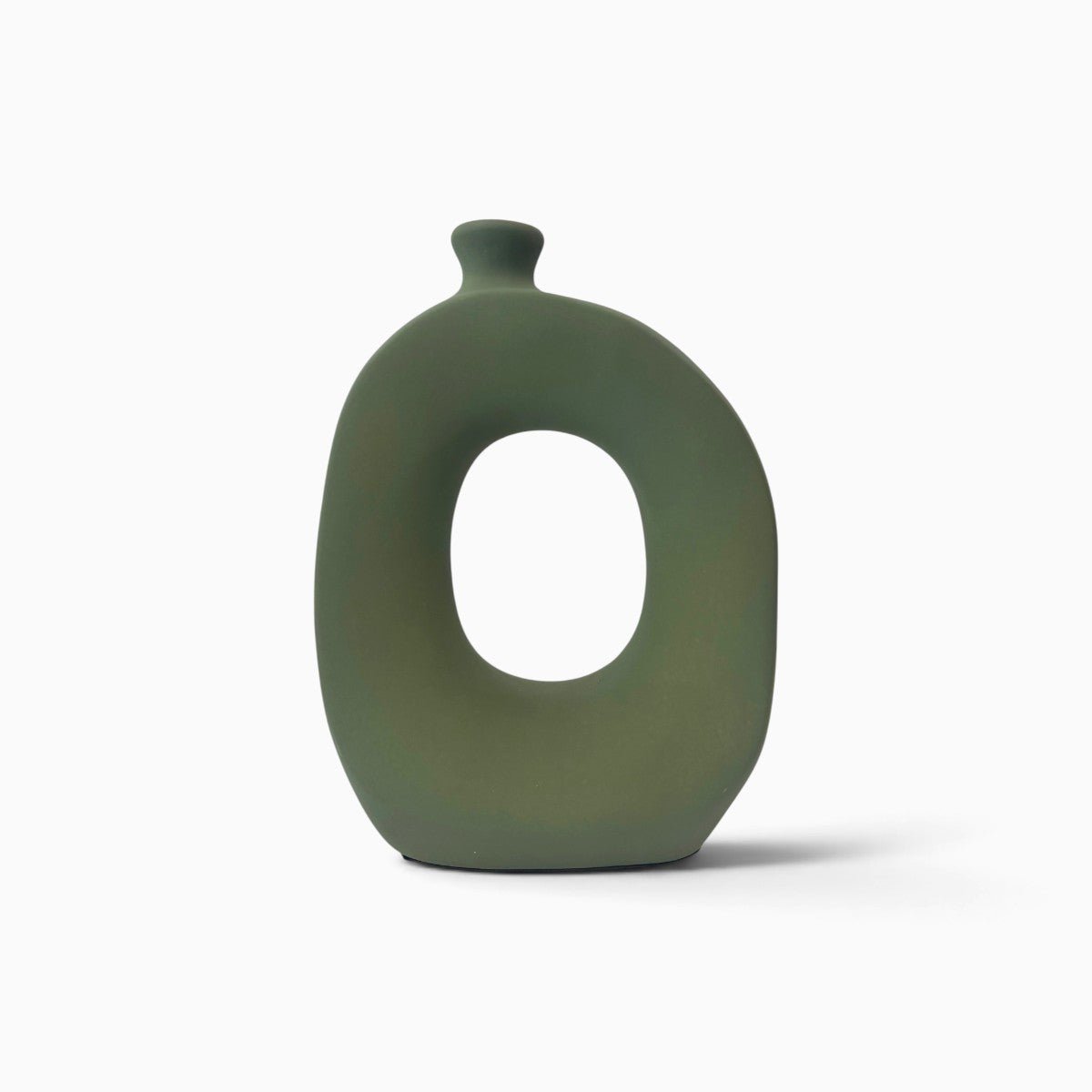 Cordiale vaso scultura in ceramica artistica verde salvia su sfondo bianco