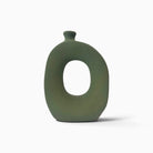 Cordiale vaso scultura in ceramica artistica verde salvia su sfondo bianco