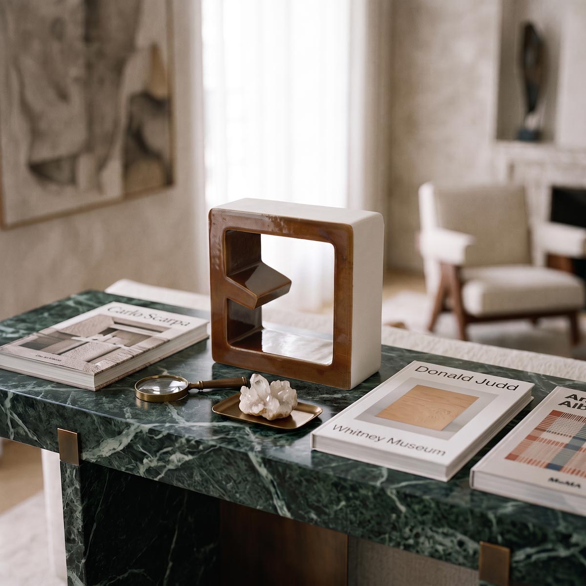 Corte Bruna scultura geometrica in ceramica smaltata ambientata in un interno contemporaneo