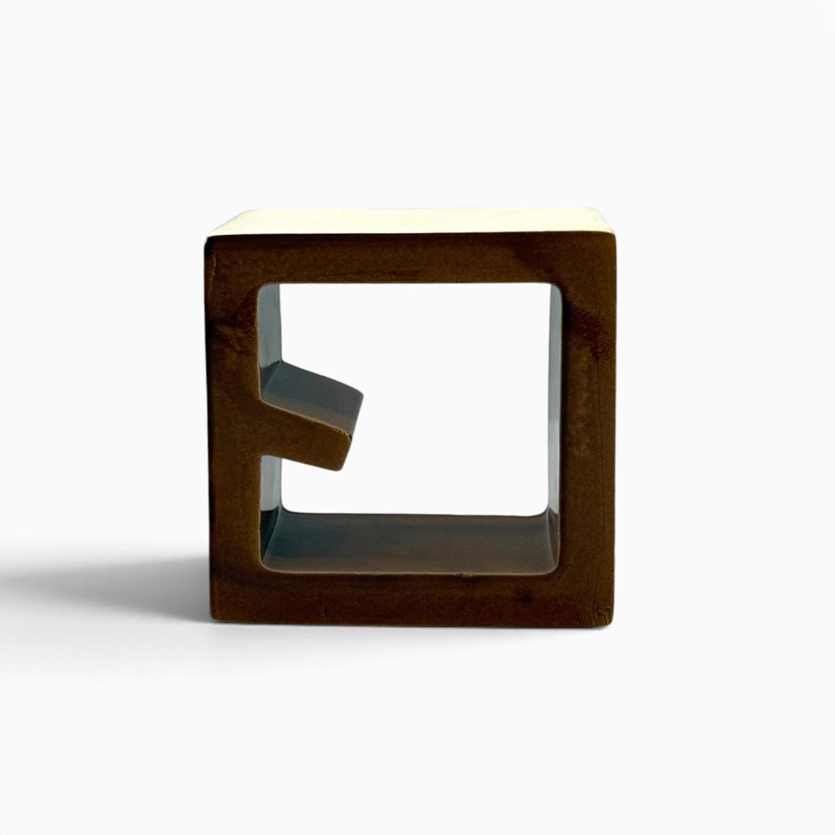 Corte Bruna scultura geometrica in ceramica smaltata marrone e bianca su sfondo bianco