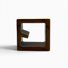 Corte Bruna scultura geometrica in ceramica smaltata marrone e bianca su sfondo bianco