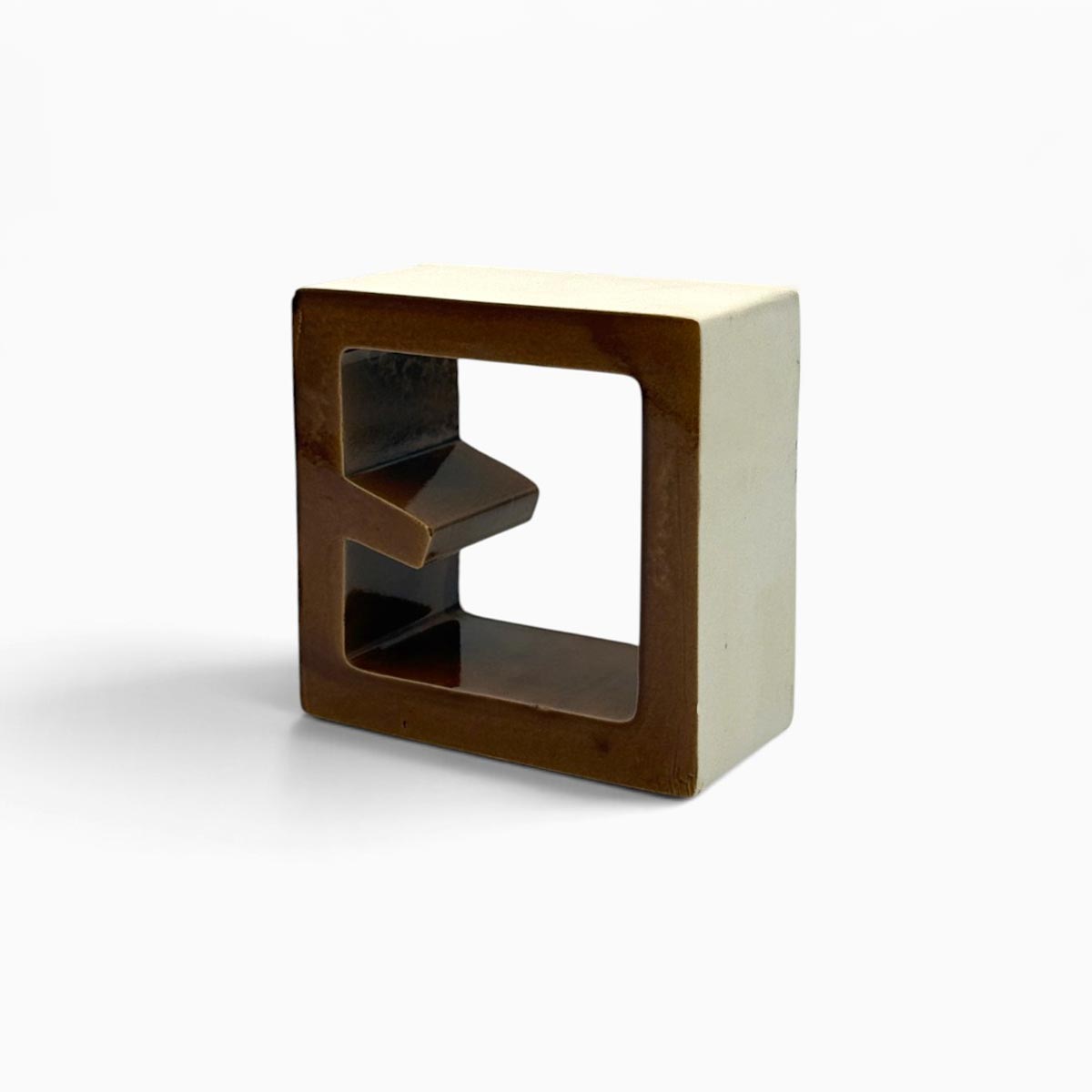 Vista tre quarti della scultura geometrica Corte Bruna in ceramica smaltata