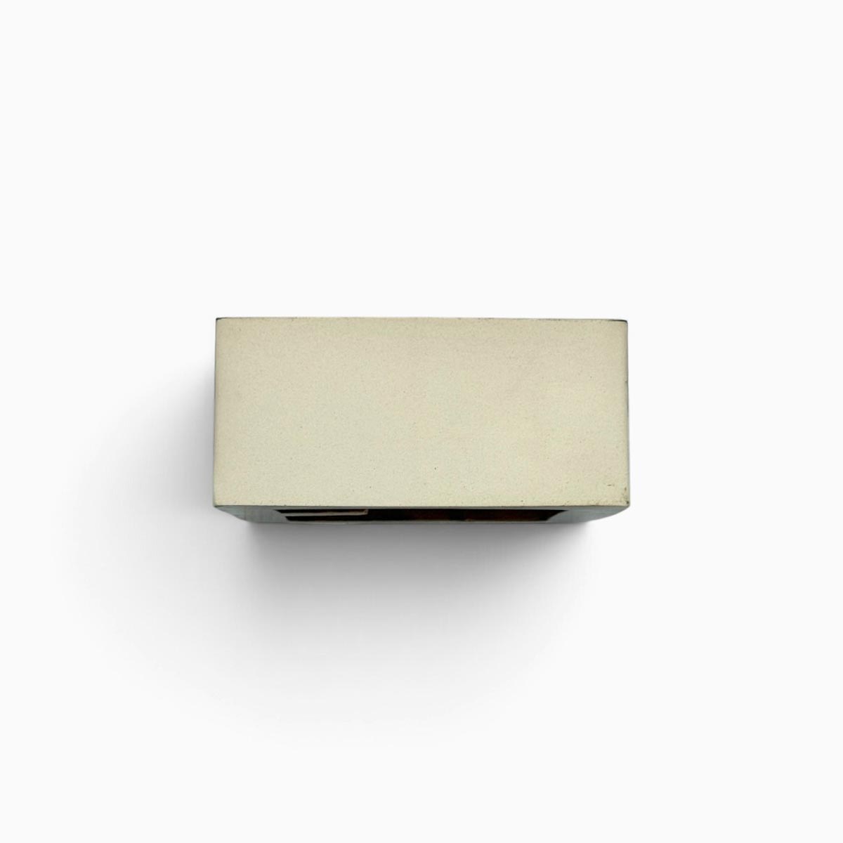 Vista tre quarti dall’alto di Corte Bruna, scultura in ceramica artistica smaltata bruna