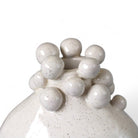 Dettaglio della smaltatura artigianale e delle sue leggere sfumature sul vaso Costellazioni Silenziose.