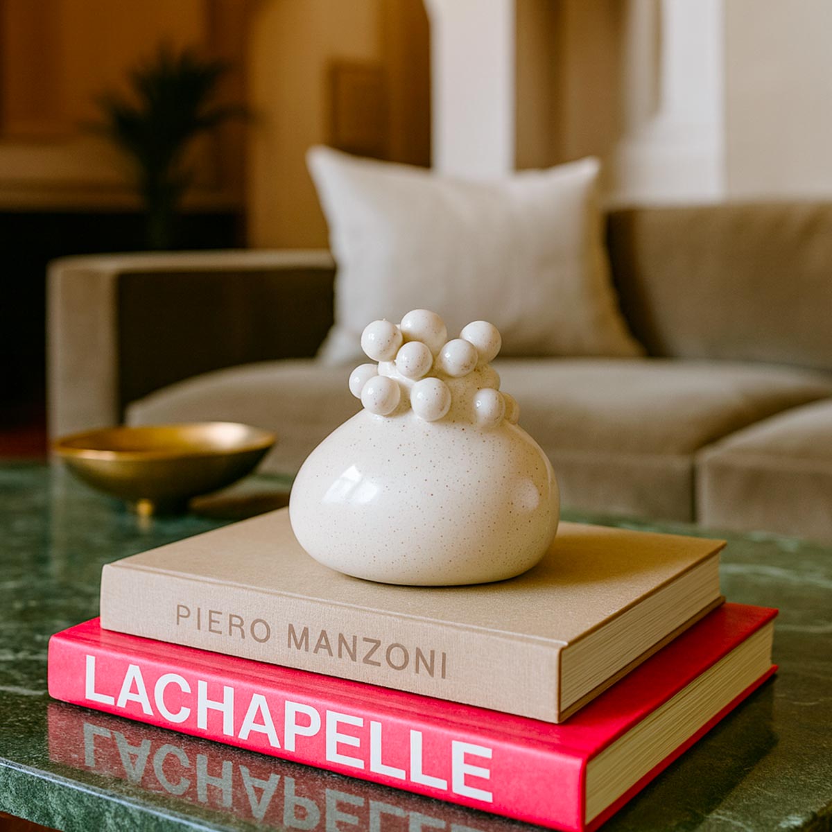 Scopri il nostro **vaso in ceramica artigianale** Costellazioni Silenziose. Un piccolo scrigno poetico, pezzo unico.