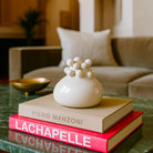 Scopri il nostro **vaso in ceramica artigianale** Costellazioni Silenziose. Un piccolo scrigno poetico, pezzo unico.