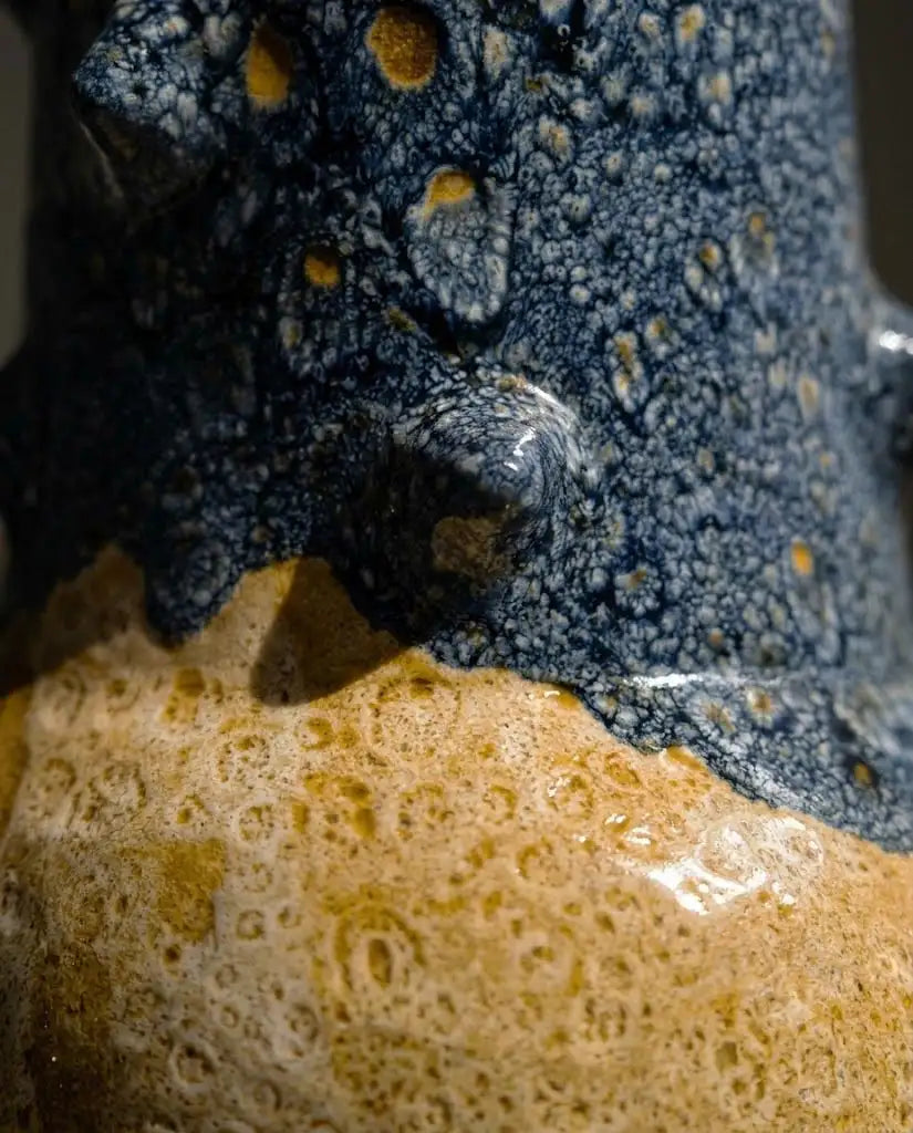 dettaglio della superficie smaltata di un vaso sono evidenziate le imperfezioni della lavorazione artigianale