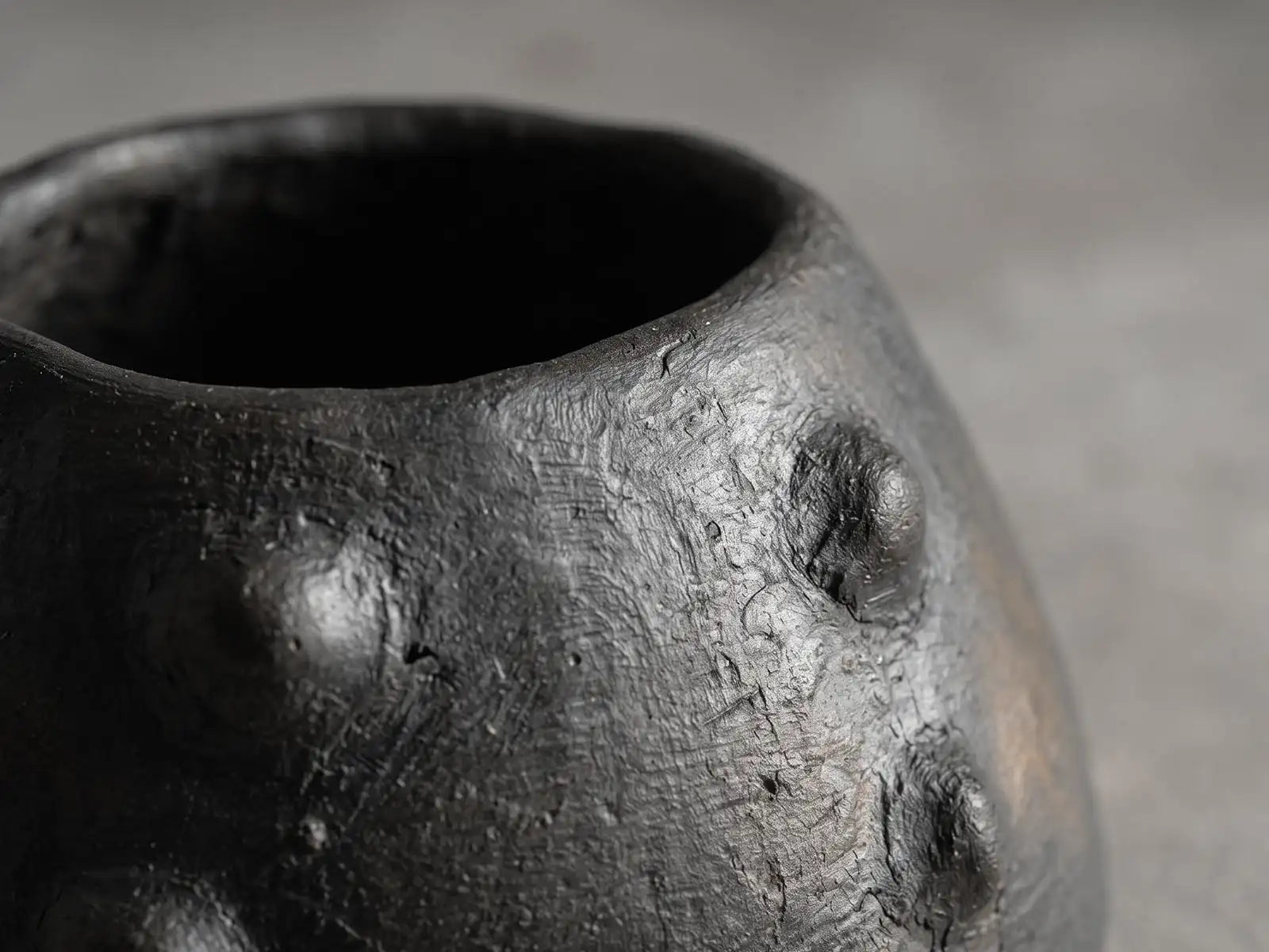 dettaglio di vaso artigianale malles tunisino, imperfezioni, crepe, la materia dellìartigianalità
