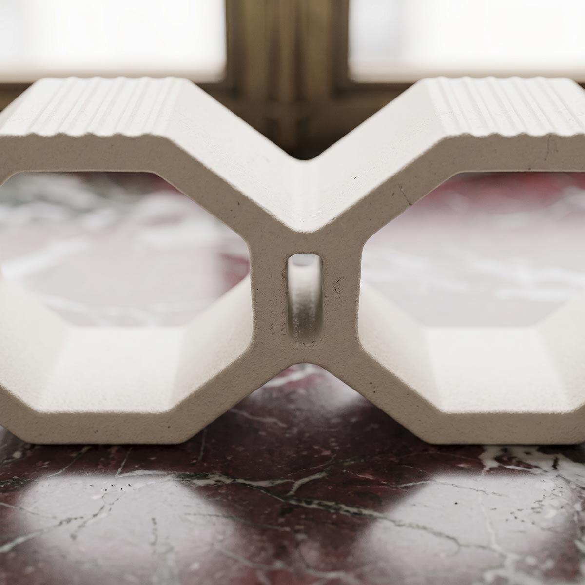 Doppia Luce scultura decorativa bianco avorio con doppia apertura geometrica in un interno di design