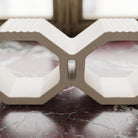 Doppia Luce scultura decorativa bianco avorio con doppia apertura geometrica in un interno di design