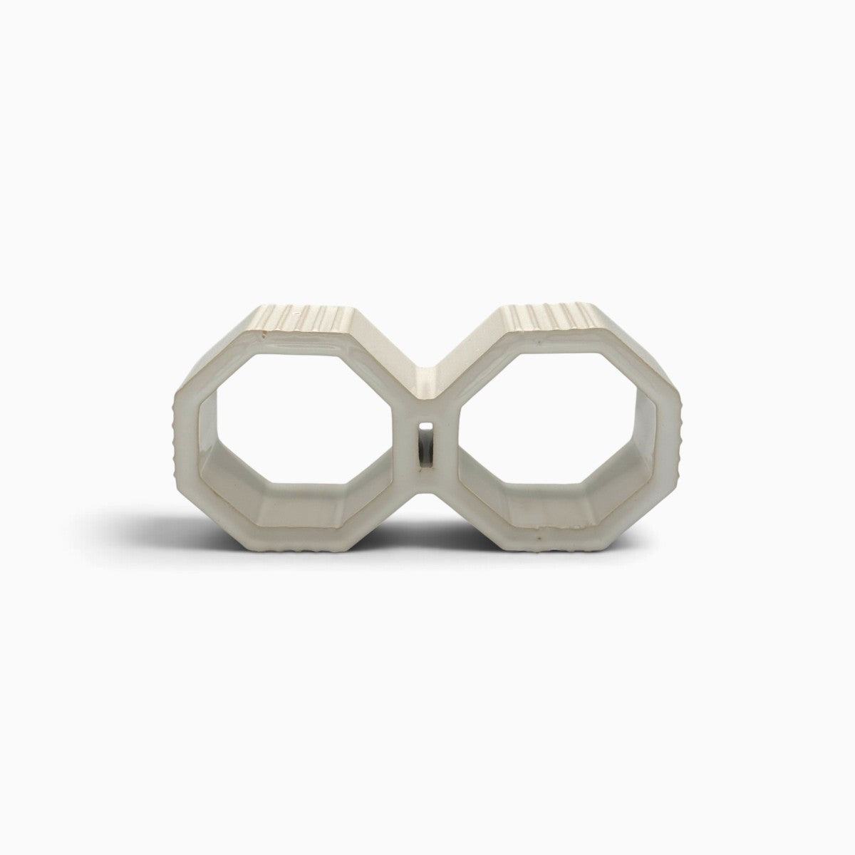 Doppia Luce scultura geometrica in ceramica smaltata bianca su sfondo bianco