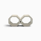 Doppia Luce scultura geometrica in ceramica smaltata bianca su sfondo bianco
