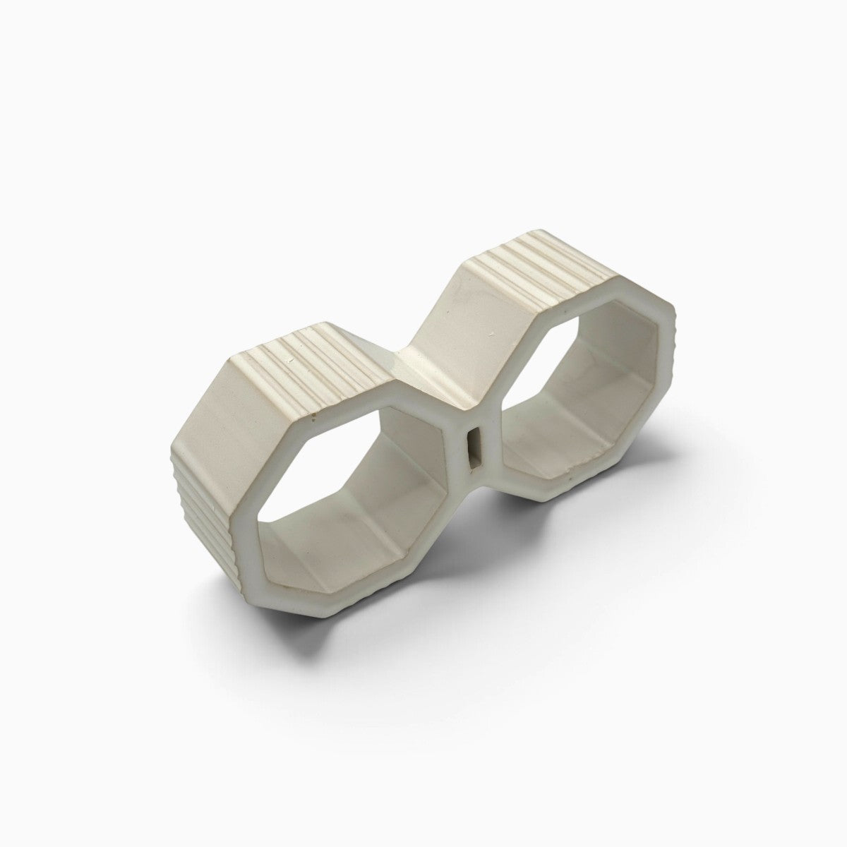 Vista tre quarti della scultura geometrica Doppia Luce in ceramica smaltata bianco avorio