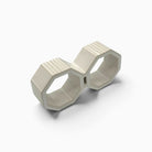 Vista tre quarti della scultura geometrica Doppia Luce in ceramica smaltata bianco avorio