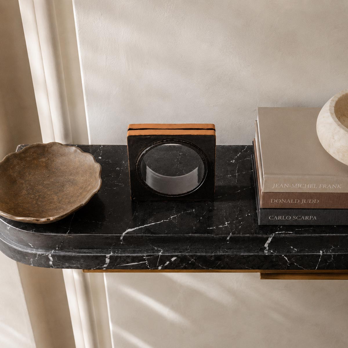 Scultura in ceramica artistica Eclisse Bruna esposta come oggetto di design in un living elegante