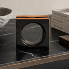 Eclisse Bruna scultura decorativa bruno scuro con apertura circolare in un interno di design