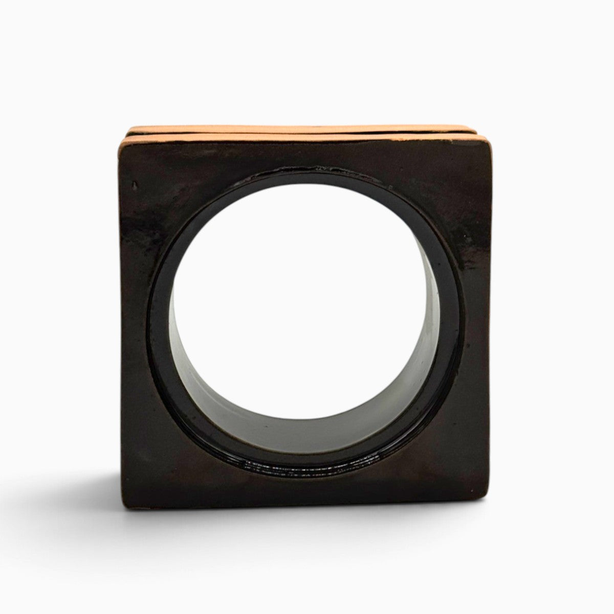 Eclisse Bruna scultura geometrica in terracotta smaltata bruno scuro su sfondo bianco