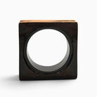 Eclisse Bruna scultura geometrica in terracotta smaltata bruno scuro su sfondo bianco