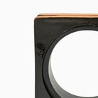 Vista tre quarti della scultura geometrica Eclisse Bruna in terracotta smaltata