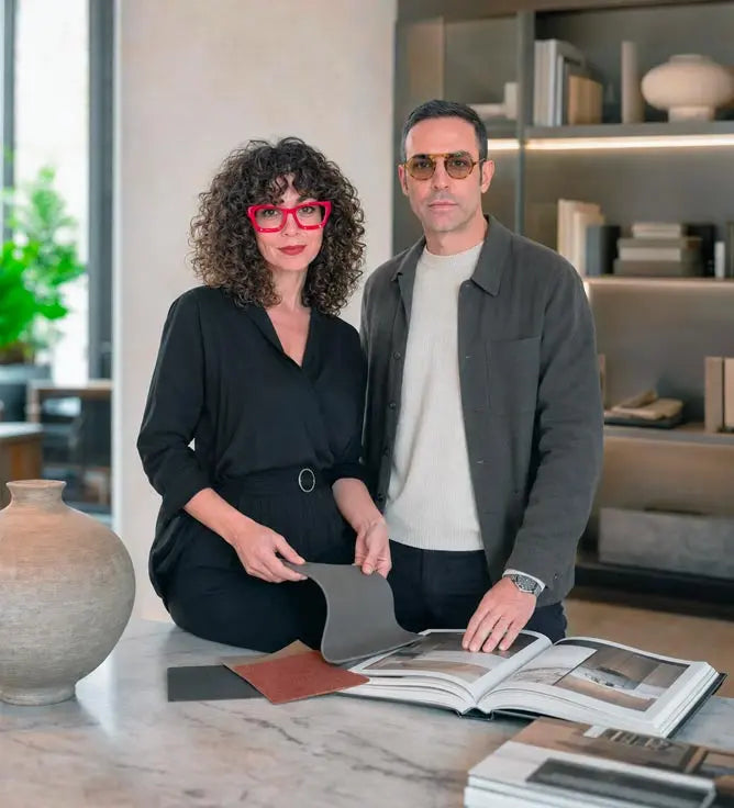 Elena bonannini e Lorenzo Lazzeroni fondatori di Vicode nel loro studio