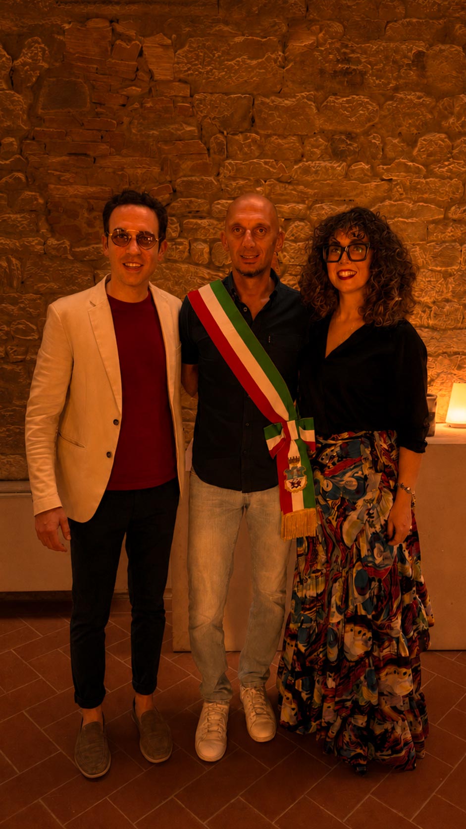 Lorenzo Lazzeroni insieme a  Elena Bnannini (fondatori di vicode), insieme a Matteo ferrucci (sindaco di vicopisano), all'evento materia senza tempo