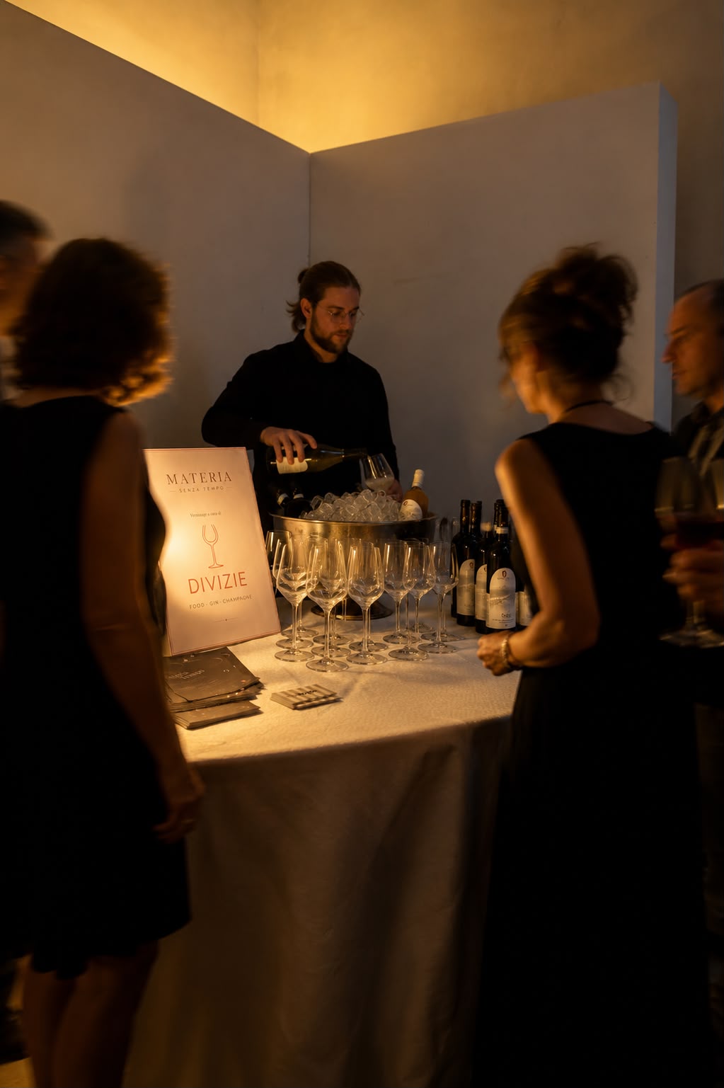 Vernissage della mostra Vicode con i vini di Tenuta Dodici. in collaborazione con divizie