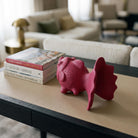 Oggetto di design in ceramica Flutto color lampone inserito in un living contemporaneo