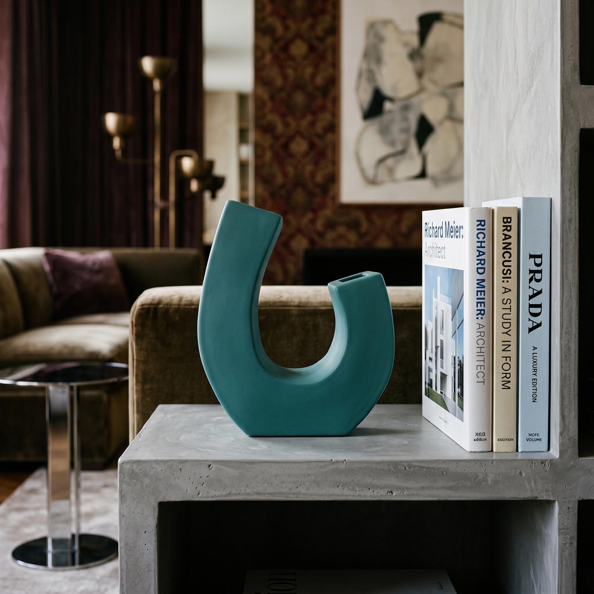 Vaso scultura CASAKŪ verde pavone con grande apertura centrale e finitura gessosa