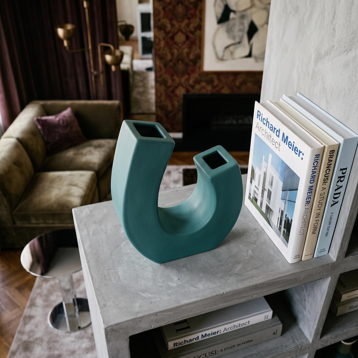Vaso di design in ceramica artistica Fulcro inserito in un elegante living contemporaneo