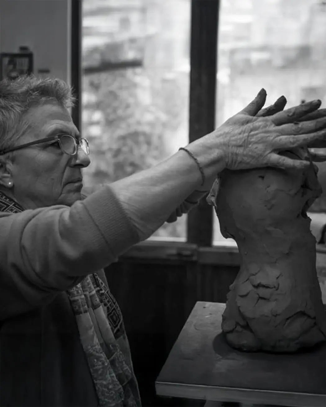 Composizione di sculture Vicode che uniscono busti in ceramica decorata e supporti in legno naturale di recupero.