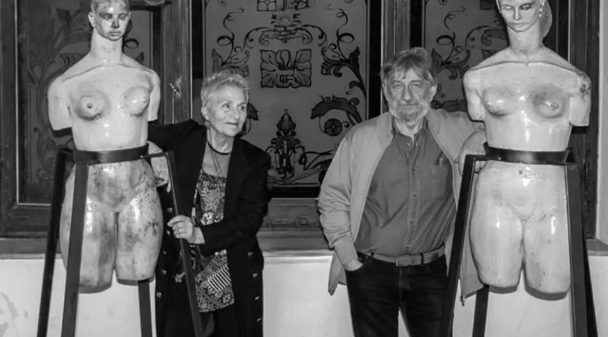 Gabriella Gaudino e Roberto Giuntoli ritratti tra le loro opere ad una mostra d'arte