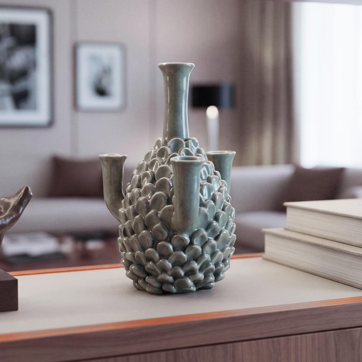 vaso in ceramica di design di forma a pigna color grigio chiaro su mobile in legno