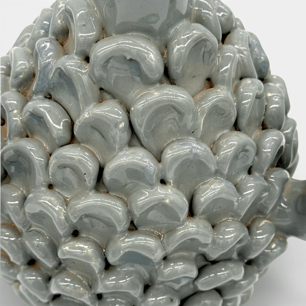 Vaso decorativo grigio per fiori singoli e design minimal