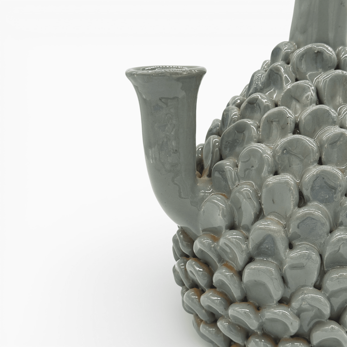 Vista frontale vaso design organico con quattro colli