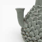 Vista frontale vaso design organico con quattro colli