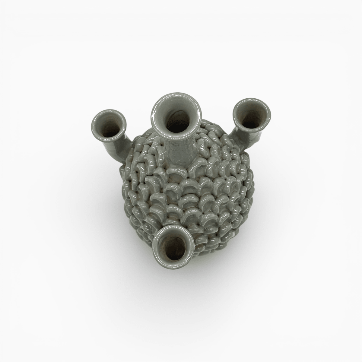 Ceramica grigia scultorea ispirazione naturale e botanica