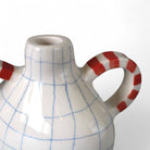 Dettaglio dei manici a righe rosse, un tocco di energia sul vaso Geometrie Gentili.