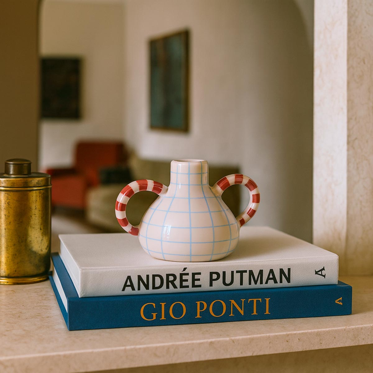 Vaso in ceramica decorato a mano Geometrie Gentili, con reticolo blu e manici a righe rosse.