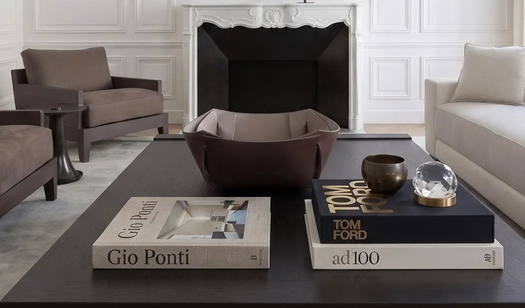Svuotatasche GESTO in cuoio Testa di Moro su coffee table in un living elegante, collezione di design Vicode.