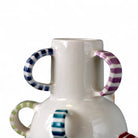 Dettaglio delle strisce colorate dipinte a mano sul vaso Giochi di Colore.